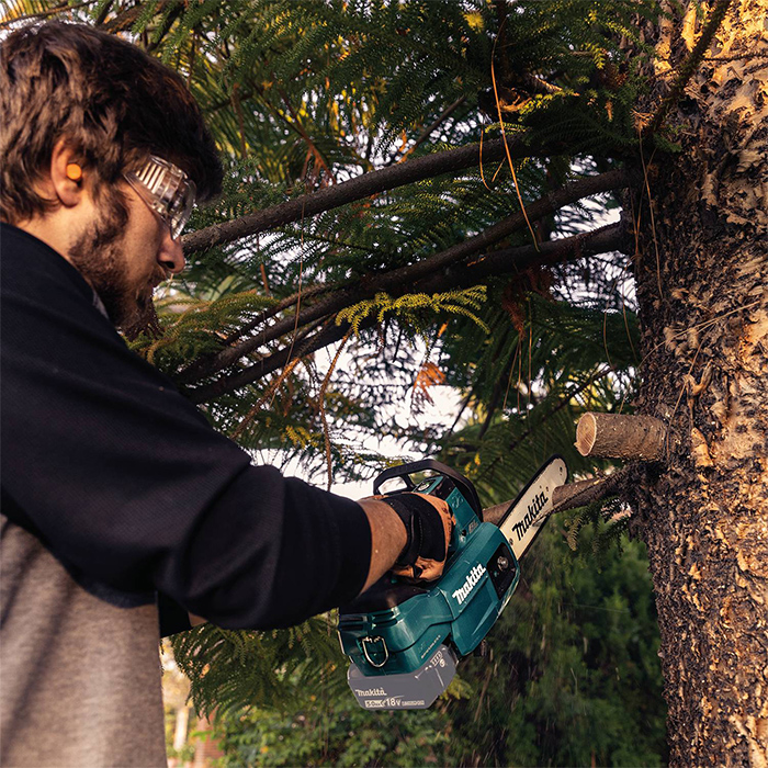 منشار حطب لاسلكي ، 18 فولت ، قاعدة جنزير 10 بوصة ، طول القطع 240 مم ، سرعة السلسلة 24 م / ث ، 2 كجم
