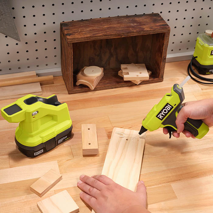 ريوبي مسدس صمغ لاسلكي، 18 فولت، سريع التسخين، عصا غراء 7 مم، 1.3 كجم RGLM18-0