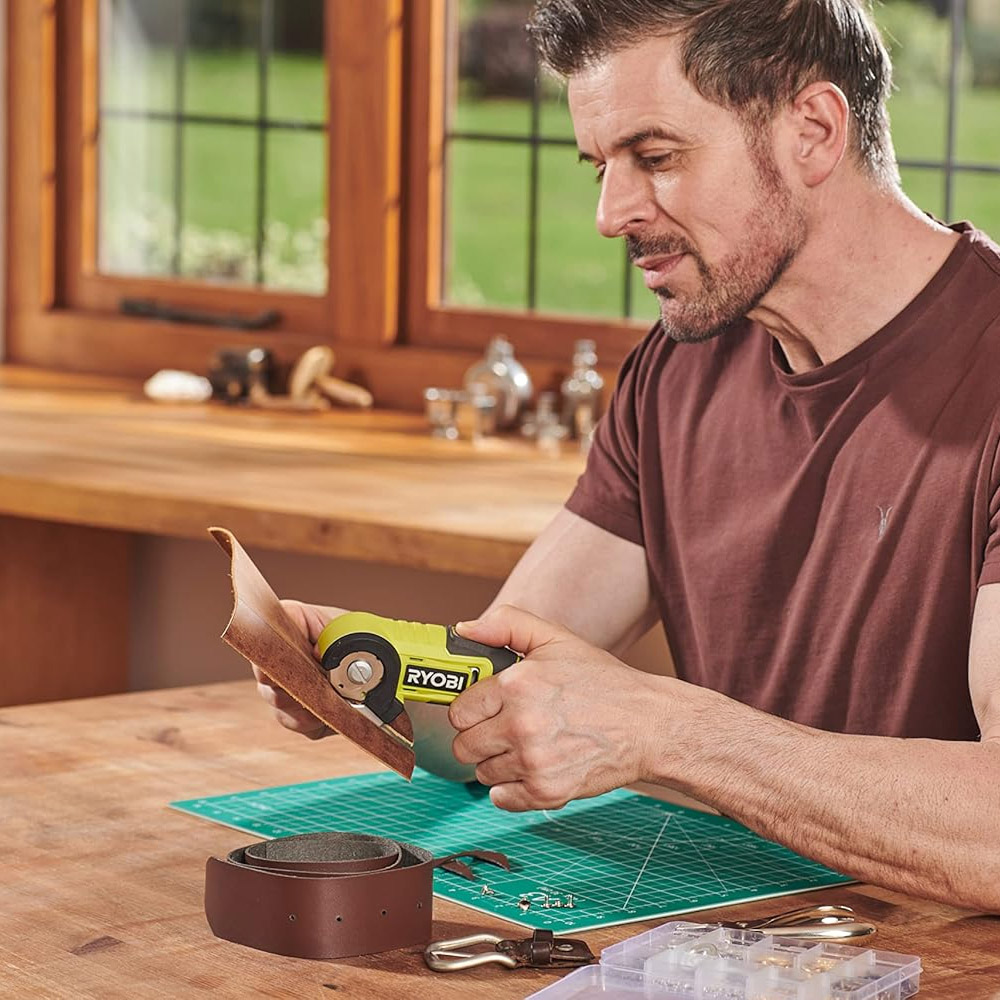 Ryobi Cordless Electric Scissors 4V, For cardboard, fabric, leather, carpets, and plastics, 0.27 kg RCT4-0
