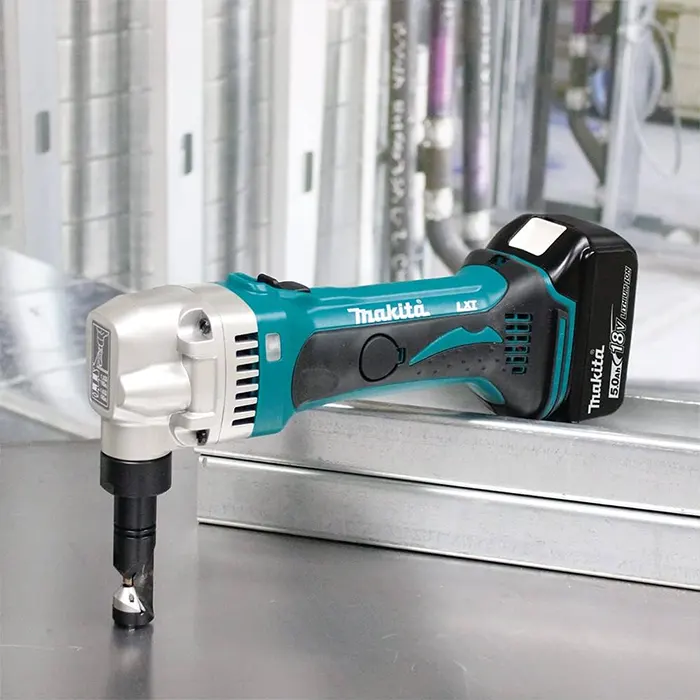 Makita Cordless Nibbler Machine, 18V, Maximum Cutting Thickness 1.6mm, 1900spm, 2.3kg DJN161RFE